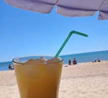 Чистий широкий гарячий морський пляж